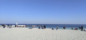 Солнечный денек: люди массово вышли на побережье Одессы