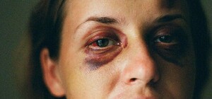 Избил и пытался изнасиловать в поезде: 