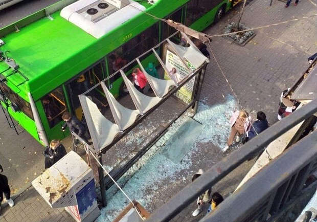 В Харькове троллейбус врезался в остановку. Фото: t.me/truexanews 
