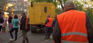 Взялись за работу: коммунальщики чистят подвалы домов, в которые стекают нечистоты