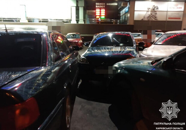 В Харькове на парковке столкнулись семь автомобилей. Фото: патрульная полиция