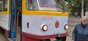 На поселке Котовского бабушка выпала из трамвая: от нее попытались откупиться