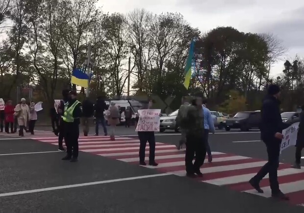 Верните нам газ: В Харькове митингующие перекрыли трассу на въезде в Харьков - фото