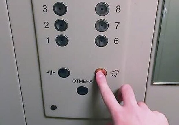 В Харькове женщина оказалась запертой в лифте в горящей высотке. Фото:kolomna.bezformata.com