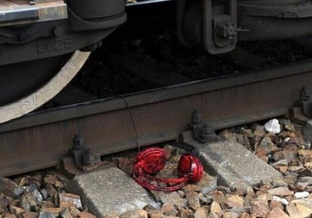 Перебегала рельсы: 19-летняя девушка погибла под колесами поезда под Харьковом (видео) - фото