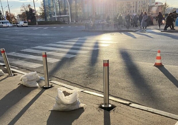 На месте ДТП на Сумской устанавливают металлические столбики. Фото: Харьков Сейчас