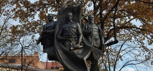 Фонтаны и памятник с дополненной реальностью: в Харькове открыли сквер Мыслителей