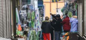 Надевают браслет: на Староконный рынок пускают только с covid-сертификатом