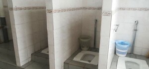 Прогресс добрался: в киевской гимназии туалет без дверей отремонтируют за 1 млн гривен