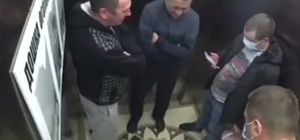 Пранканули: в лифте одной из многоэтажек повесили портрет Путина