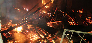 Все в дыму и огне: в Днепре ночью сгорело СТО (фото, видео)