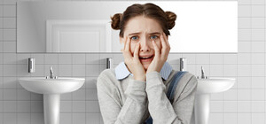 Просовывал телефон: в Днепре мужчина фотографировал женщин в туалете ТЦ