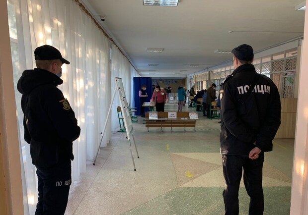 В Харькове полиция задержала мужчину на избирательном участке за фото бюллетеня. Фото: hk.npu.gov.ua