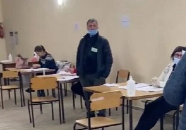 В полиции опровергли информацию об остановке голосования на одном участке в Харькове. Скриншот: facebook.com/Рух ЧЕСНО