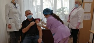 Pfizer, AstraZeneca, CoronaVac: 3 000 харьковчан привились от коронавируса на избирательных участках 