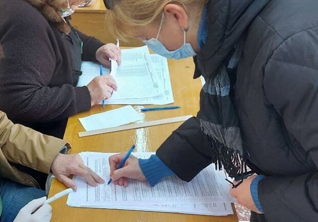 Нескольким харьковчанам не выдали бюллетени на выборах из-за того, что их внесли в списки голосующих на дому. Фото: suspilne.medi