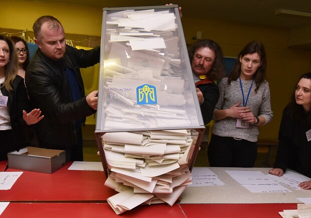 Наблюдатели провели параллельный подсчет голосов на выборах мэра Харькова. Фото: interfax.com.ua