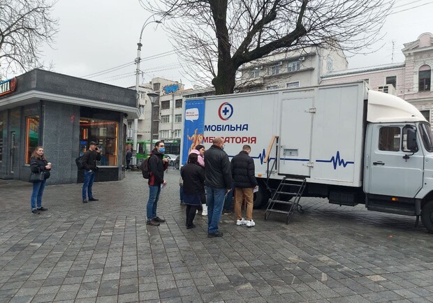 В центре Харькова начал работать мобильный пункт вакцинации от коронавируса. Фото: t.me/hueviykharkov