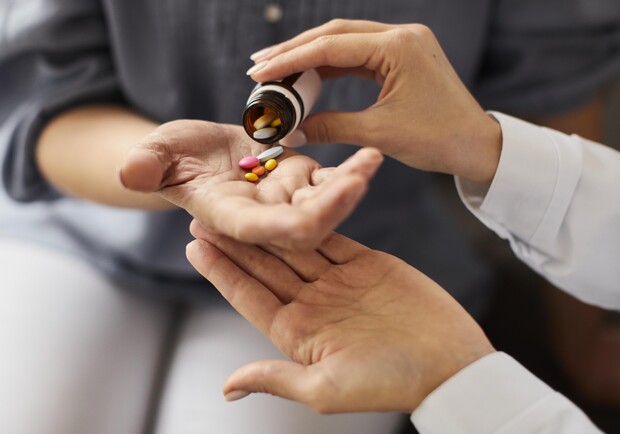 В Украине испытают таблетки против коронавируса "Ритонавир" и "Молнупинавир". Фото: freepik.com