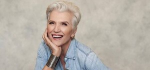 В модных образах от украинских дизайнеров: мать Илона Маска побывала в Киеве 