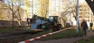 В Одессе застройщик забрал у людей двор и перекрыл проход к школе: что известно