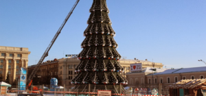 Праздник приближается: на площади Свободы начали устанавливать елку