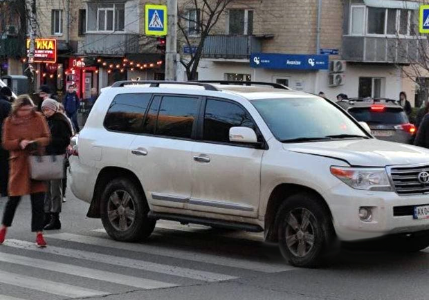 В Харькове Land Cruiser сбил несколько детей на пешеходном переходе (видео). Фото: t.me/h_saltovka