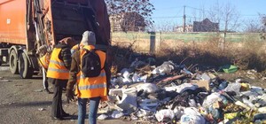 До урны не донесли: одесситы превратили конечную троллейбуса в мусорную свалку