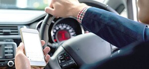 Видеофакт: в Харькове водитель троллейбуса вез пассажиров и играл на телефоне