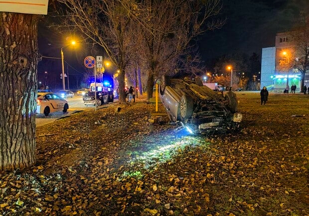 На Салтовском шоссе перевернулась легковушка. Фото: t.me/ctokharkov