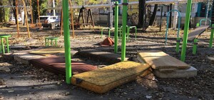 Мусор, штыри и камни: в Днепре дети играют на опасной площадке (фото)