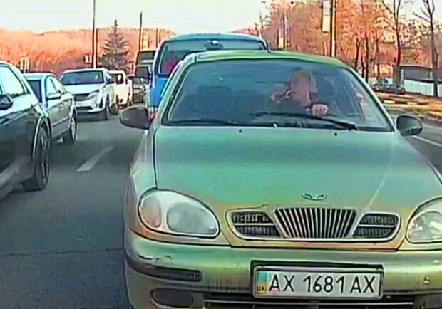 В Харькове водитель брился и управлял автомобилем. 