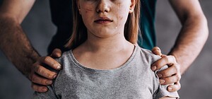 В Днепропетровской области мужчина развратил в подъезде 10-летнюю девочку 