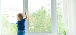 Мама малыша, который выпал из окна в Черноморске, рассказала о состоянии ребенка