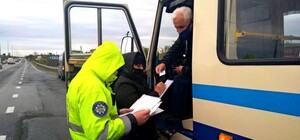 З 22 листопада невакцинованим заборонено їздити приміськими автобусами та електричками