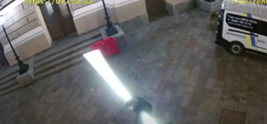 У Оперного театра одессит врезался в подсвеченный шлагбаум: видео инцидента