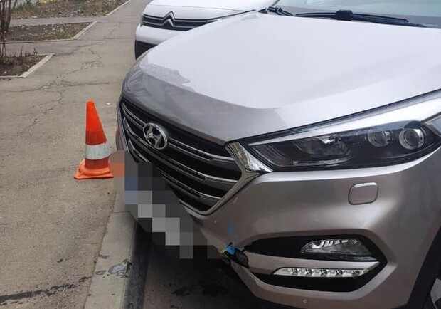 В Харькове блондинка за рулем джипа сбила женщину и смяла лавочку, пытаясь припарковаться у подъезда - фото