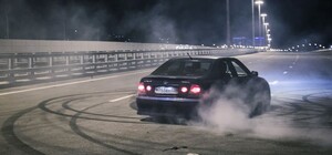 Возле Одесского аэропорта продолжают кататься дрифтеры