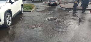 На Подоле охрана дома 2,5 часа не пускала коммунальщиков ликвидировать аварию