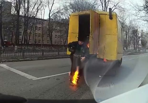 В Харькове на ходу загорелась машина с коммунальщиками (видео). 