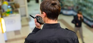 В киевском супермаркете охранники подрались с посетителем из-за маски