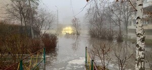 На Харьковском подтопило машины из-за прорыва трубы: подробности инцидента