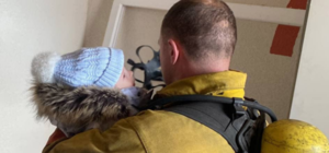 Спасателя, который во время пожара отдал свою кислородную маску ребенку, наградили