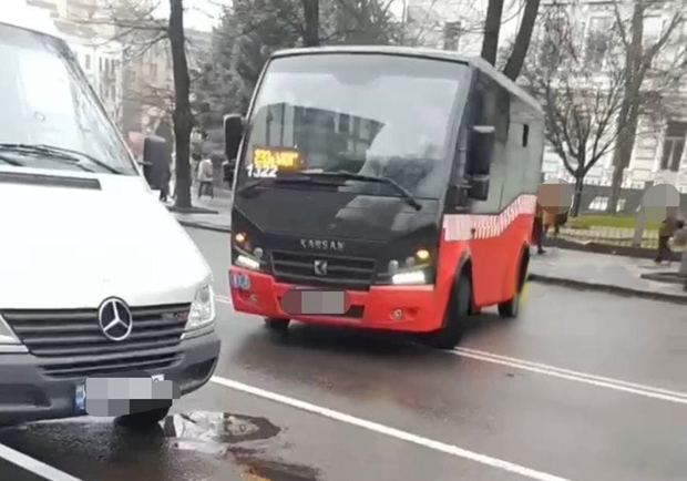 В Харькове патрульные оштрафовали водителя "Карсана", который развернулся через двойную сплошную (видео). 