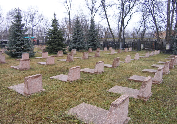 Также были благоустроены все территории 688 братских могил, 74 мемориальных комплексов и 149 мест почетных захоронений. Фото: Юлии ЯРМОЛЕНКО.
