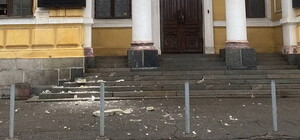 С фасада музея Яворницкого в Днепре падают кирпичи