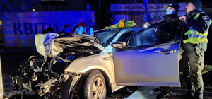 Водителя вырезали из машины: на Салтовке KIA с пассажиром врезалась в столб