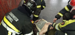 Упавшая в Киеве под поезд метро женщина осталась жива