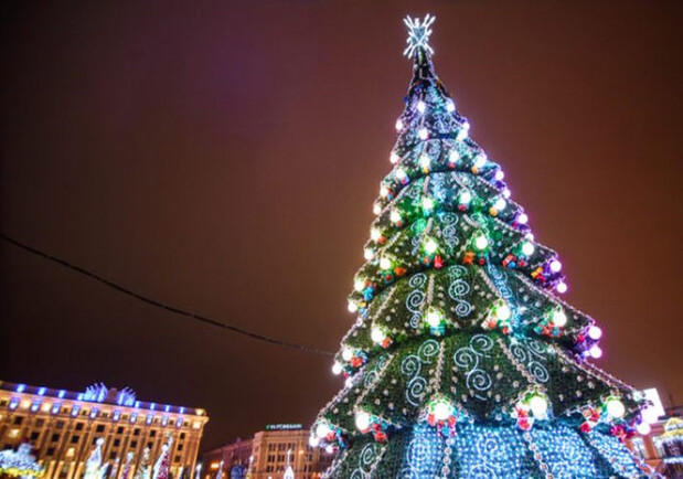 На площади Свободы протестировали новогоднюю елку. 