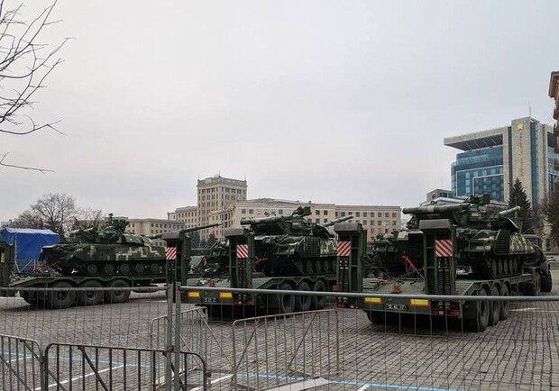 В центре Харькова ко Дню Вооруженных сил собрали военную технику. 